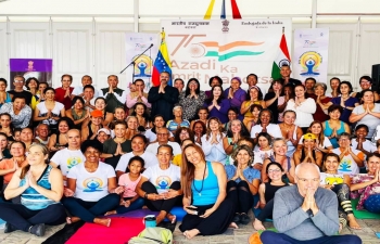 Vistazos de la Antesala al Dia Internacional del Yoga organizado en Caracas con la participacion de mas de 200 entusiastas del Yoga. El evento fue honrado por la Viceministra de Relaciones Exteriores Tatiana Pugh y el Embajador Abhishek Singh.